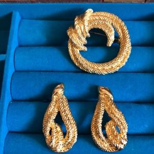 Vintage 80’s brooch and earrings, the lot of both